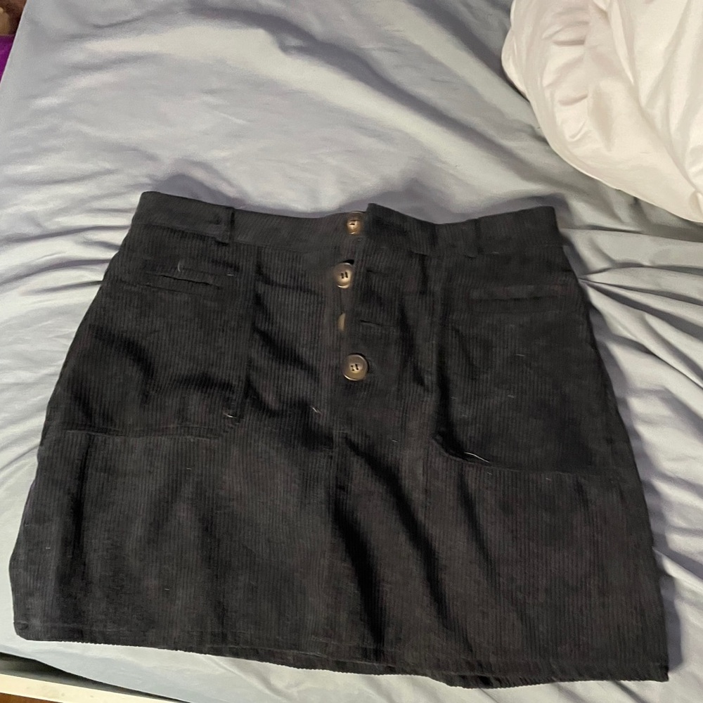 Short skirts - Picture 2 of 2